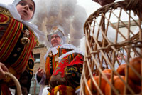 Binche festa de carnaval a Bèlgica Brussel·les. Bèlgica, el carnaval de Binche. Desfilada Festival Mundial de la UNESCO Patrimoni. Bèlgica, Valònia Municipi, província d'Hainaut, poble de Binche. El carnaval de Binche és un esdeveniment que té lloc cada any a la ciutat belga de Binche durant el diumenge, dilluns i dimarts previs al Dimecres de Cendra. El carnaval és el més conegut dels diversos que té lloc a Bèlgica, a la vegada i s'ha proclamat, com a Obra Mestra del Patrimoni Oral i Immaterial de la Humanitat declarat per la UNESCO. La seva història es remunta a aproximadament el segle 14.